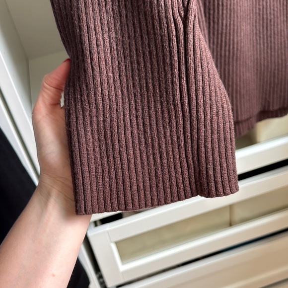 Cozy Brown Ribbed Knit Turtleneck sweater - Picture 2 of 5
